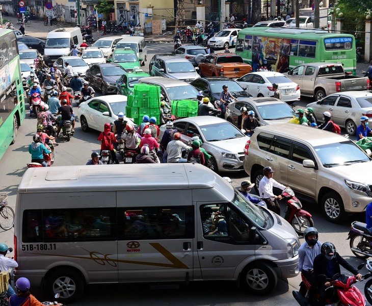 Dự luật giao thông quy định tài xế đi vào giao lộ lúc kẹt xe có thể bị phạt - Ảnh 1.