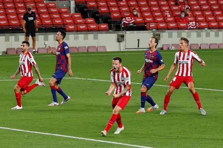 VAR và trọng tài giúp Atletico Madrid cầm chân Barca tại Nou Camp - Ảnh 3.