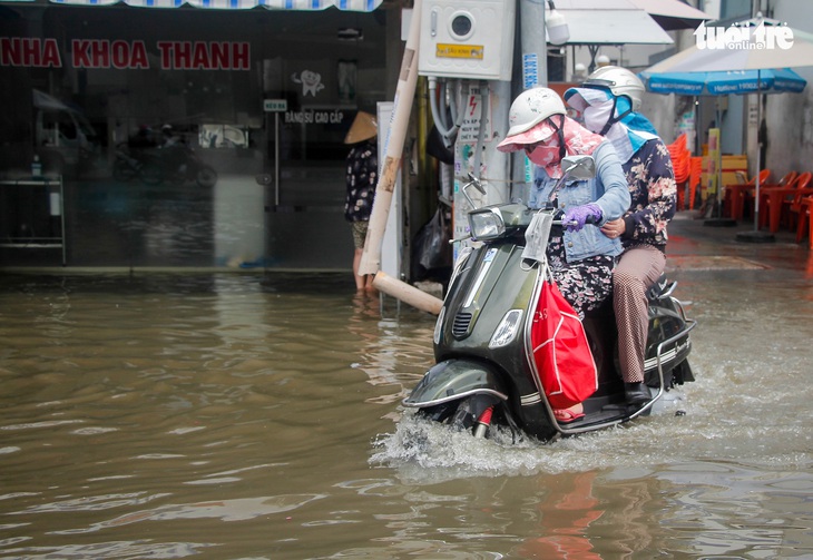 Nước ồng ộc trào lên từ trong nhà, cả khu dân cư bất ngờ ngập lênh láng - Ảnh 5.