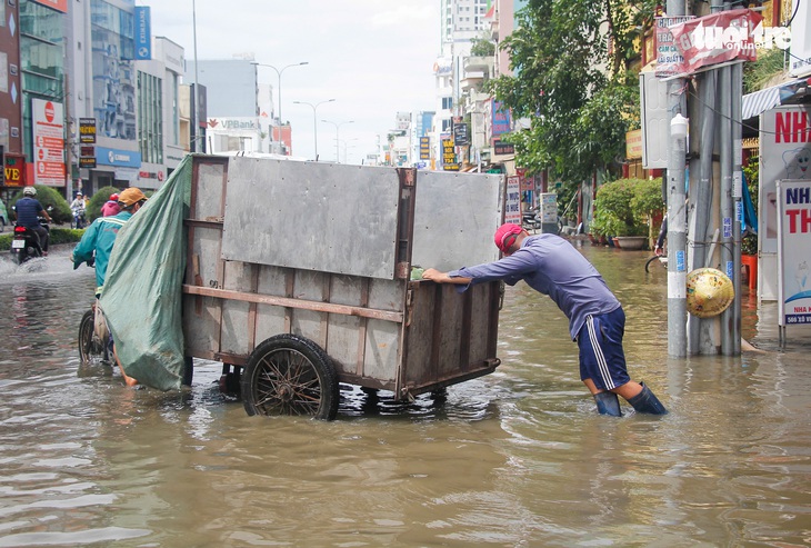 Nước ồng ộc trào lên từ trong nhà, cả khu dân cư bất ngờ ngập lênh láng - Ảnh 6.