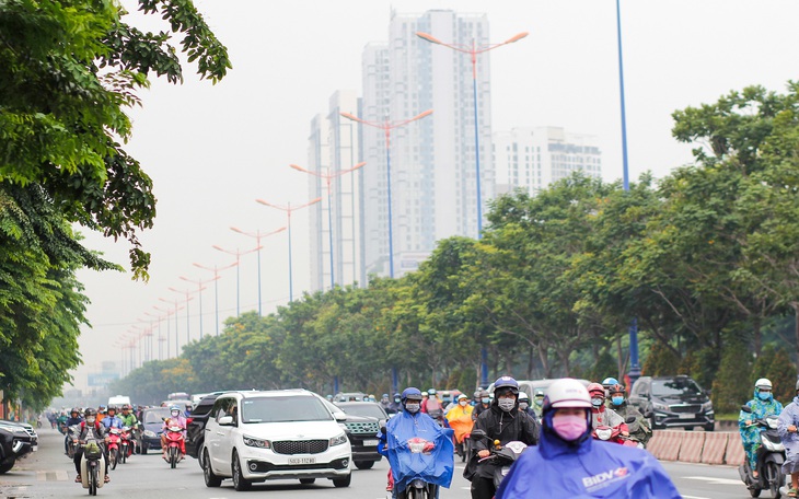 TP.HCM mưa sáng sớm, hôm nay ba miền mưa dông