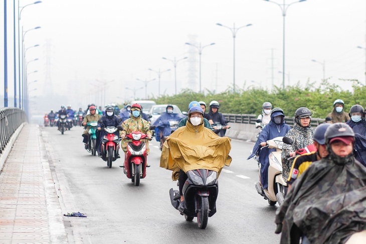 TP.HCM mưa sáng sớm, hôm nay ba miền mưa dông - Ảnh 1.