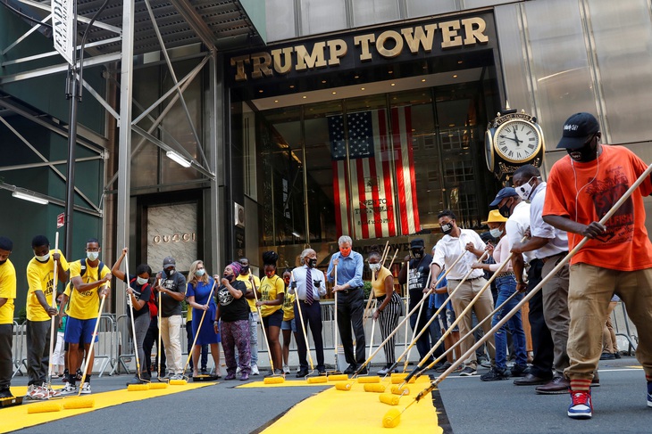 Thị trưởng New York  sơn chữ Black Lives Matter trước tháp Trump, ông Trump nói gì? - Ảnh 1.