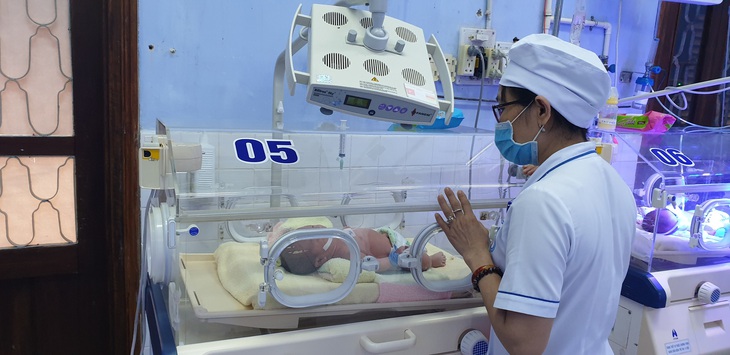 Cứu kịp bé sơ sinh bị bỏ trong túi nilông ven đường - Ảnh 1. Cứu kịp bé sơ sinh bị bỏ trong túi nilông ven đường - Ảnh 1.