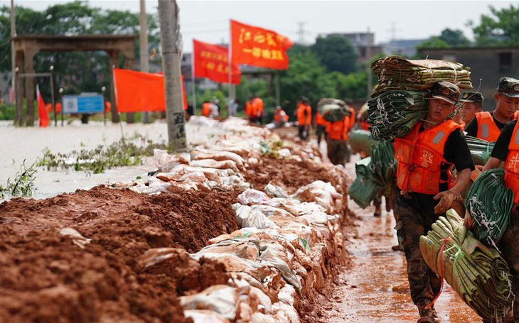 Đêm không ngủ quanh những con đê ngăn lũ ở Trung Quốc