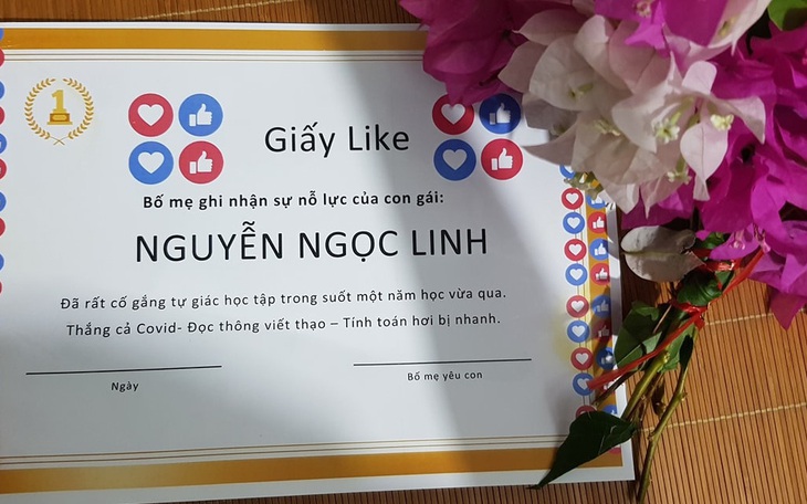 Ông bố in ‘giấy like’ tặng con gái lớp 1 không nhận được giấy khen