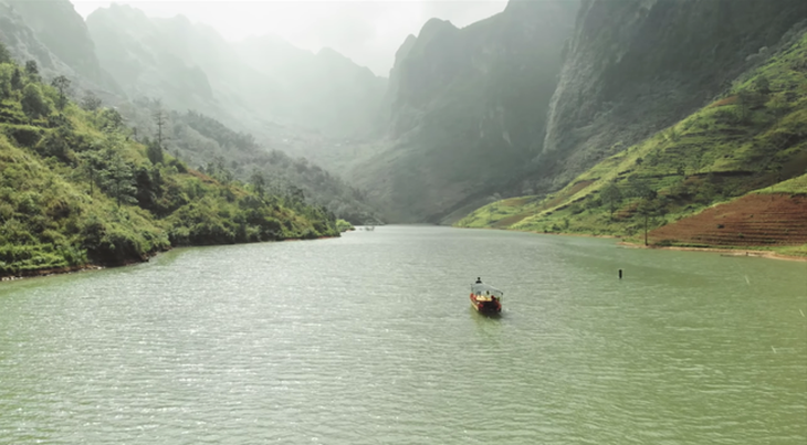 Hà Giang, Tà Xùa mộc mạc mà hùng vĩ qua MV Đợi nụ cười em - Ảnh 3.