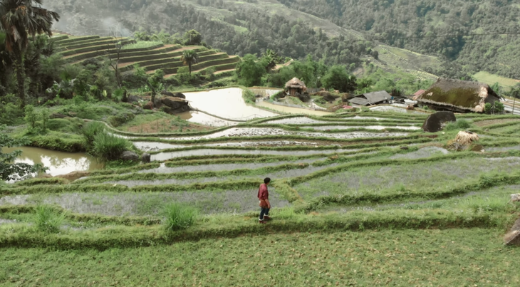 Hà Giang, Tà Xùa mộc mạc mà hùng vĩ qua MV Đợi nụ cười em - Ảnh 2.