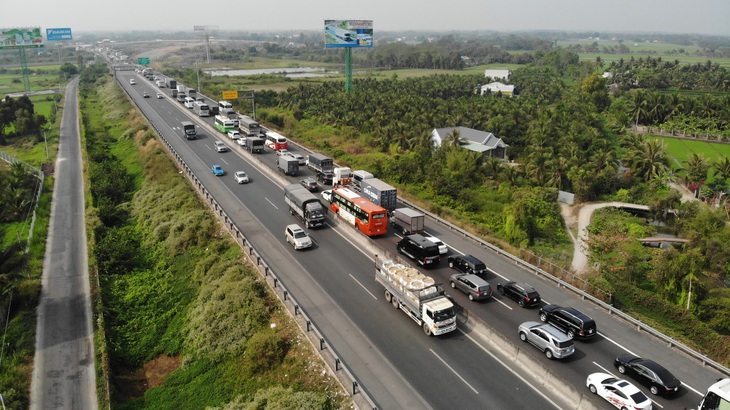 Tuyến cao tốc duy nhất về miền Tây biến thành đường… thấp tốc - Ảnh 10.