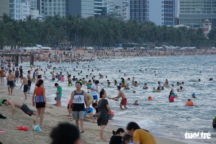 Du lịch Nha Trang giảm giá sâu, khách đông trở lại - Ảnh 1.