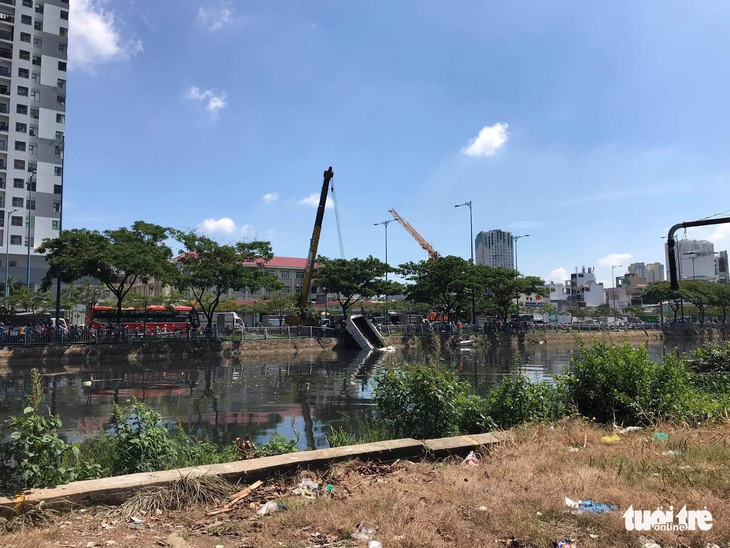 Xe ben lao xuống kênh Tàu Hủ sau tiếng la hét của tài xế - Ảnh 1.