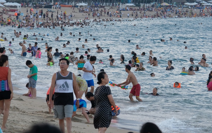 Du lịch Nha Trang giảm giá sâu, khách đông trở lại