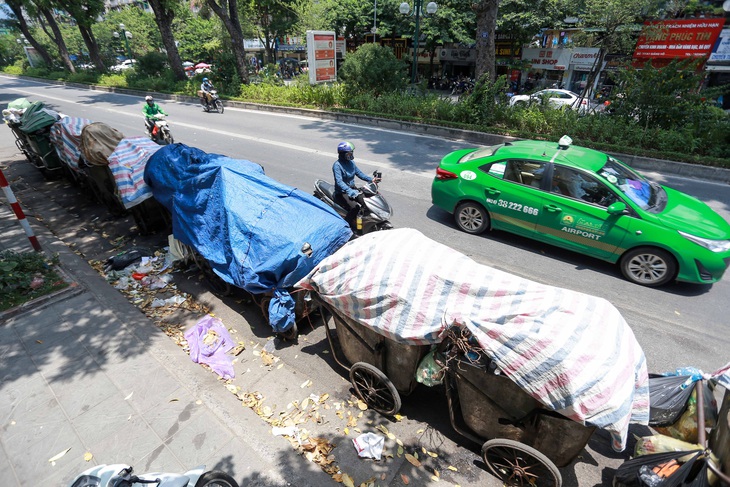 Rác nội thành Hà Nội ùn ứ vì dân chặn xe vào bãi rác Nam Sơn - Ảnh 2.