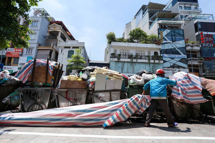 Rác nội thành Hà Nội ùn ứ vì dân chặn xe vào bãi rác Nam Sơn - Ảnh 5.