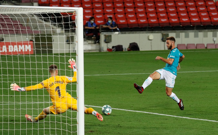 Messi lập siêu phẩm đá phạt, Barca vẫn bại trận trước 10 người Osasuna - Ảnh 3.