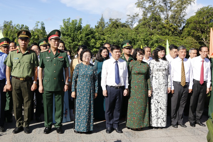 Lãnh đạo TP.HCM dâng hương tại nghĩa trang Hàng Dương - Ảnh 1.