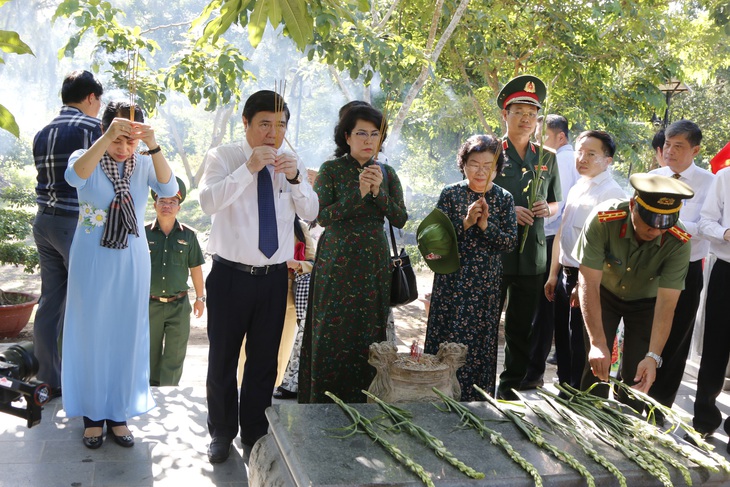 Lãnh đạo TP.HCM dâng hương tại nghĩa trang Hàng Dương - Ảnh 2.