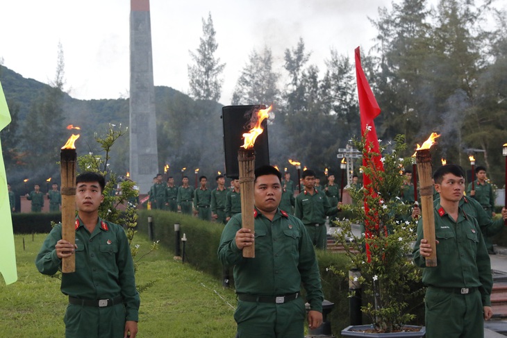 Lãnh đạo TP.HCM và Bà Rịa - Vũng Tàu thắp nến tại Nghĩa trang Hàng Dương - Ảnh 4.