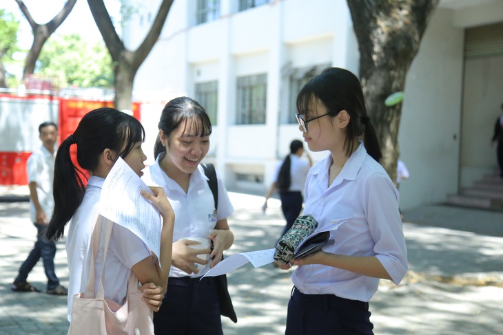 Đề thi Toán lớp 10 Đà Nẵng dài và khó đạt điểm tối đa - Ảnh 7. Đề thi Toán lớp 10 Đà Nẵng dài và khó đạt điểm tối đa - Ảnh 7.