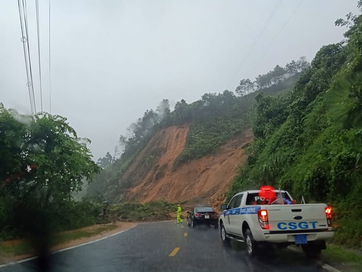 Mưa lớn ở Hà Giang, hàng loạt xe hơi trôi bồng bềnh trong nước - Ảnh 4.