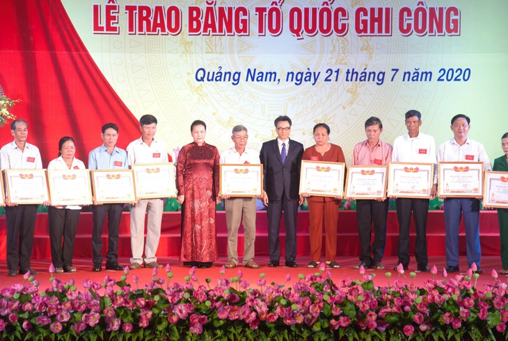 Chủ tịch Quốc hội trao bằng Tổ quốc ghi công cho thân nhân liệt sĩ - Ảnh 1.