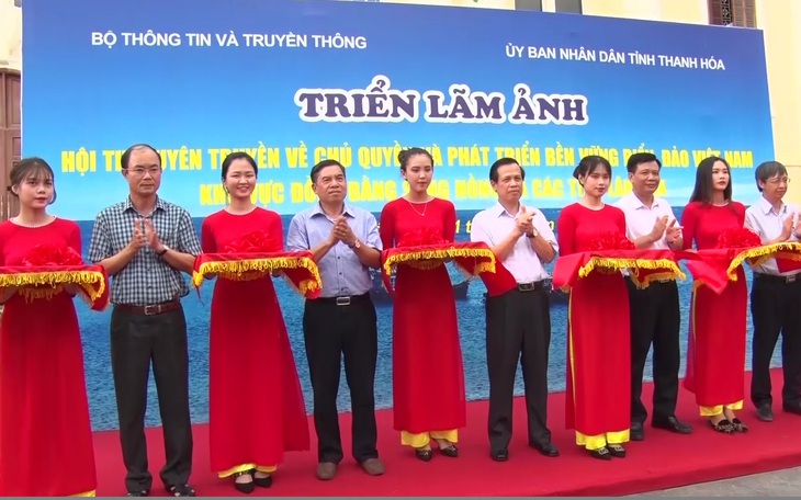 Triển lãm ảnh về chủ quyền biển đảo Việt Nam và trao cờ Tổ quốc