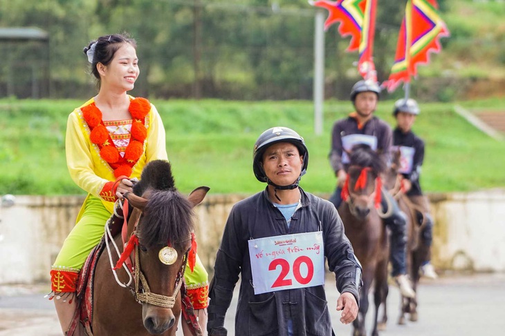 Du khách đổ lên Sa Pa hào hứng xem đua ngựa - Ảnh 7.