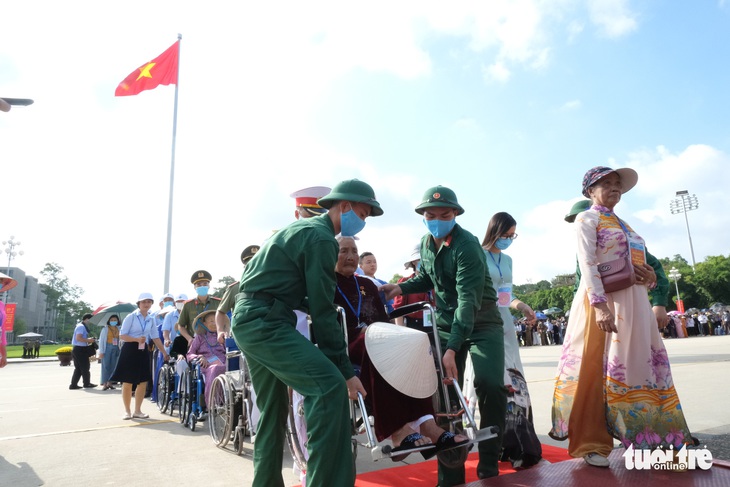 Xúc động mẹ Việt Nam anh hùng ra thăm lăng Bác, đọc lại bài thơ động viên con ra trận - Ảnh 6.