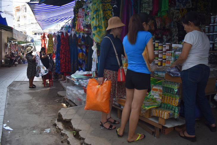 Chợ Đầm mới: Cả tháng nay tôi chỉ bán được... 200.000 đồng - Ảnh 2.