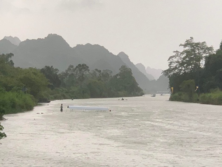 Mưa dông làm lật thuyền chở du khách ở chùa Hương - Ảnh 2.