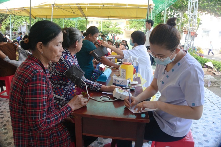 Khám chữa bệnh và phát quà cho hơn 1.000 người ở vùng biên giới - Ảnh 1. Khám chữa bệnh và phát quà cho hơn 1.000 người ở vùng biên giới - Ảnh 1.