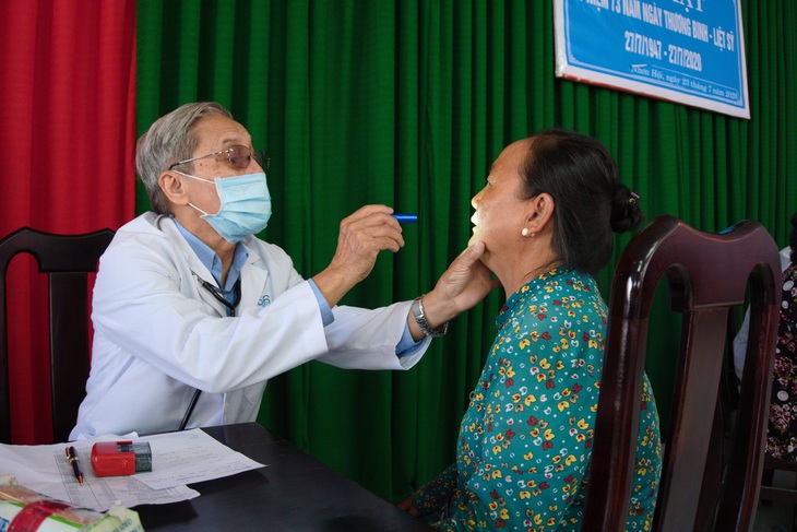 Khám chữa bệnh và phát quà cho hơn 1.000 người ở vùng biên giới - Ảnh 2. Khám chữa bệnh và phát quà cho hơn 1.000 người ở vùng biên giới - Ảnh 2.