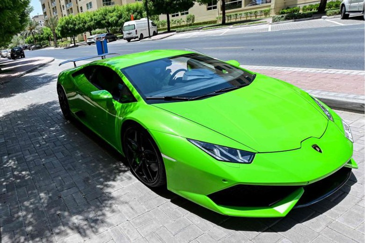 Đối mặt 70 năm tù vì lấy tiền vay cứu trợ COVID-19 mua siêu xe Lamborghini - Ảnh 1.