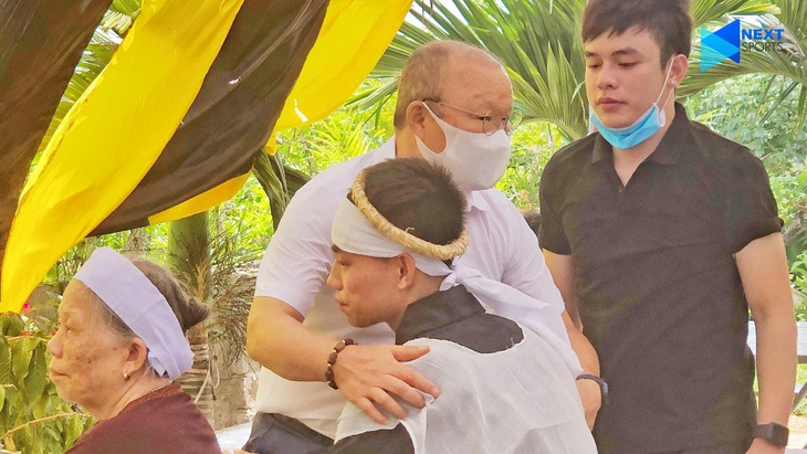 Ông Park cùng VFF đi viếng ba của tuyển thủ Văn Thanh - Ảnh 1. Ông Park cùng VFF đi viếng ba của tuyển thủ Văn Thanh - Ảnh 1.