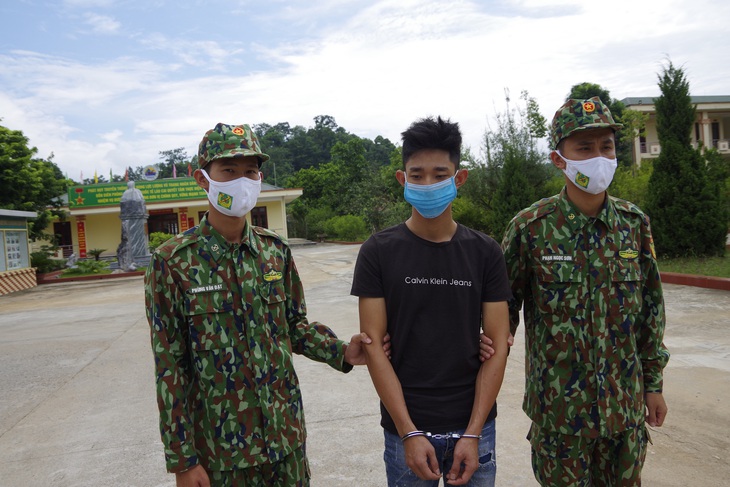 Đưa người Trung Quốc nhập cảnh chui: nhận tiền kiểu buộc vào đá, ném qua suối - Ảnh 1.