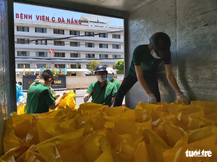 Phải đóng cửa vì COVID-19, chuỗi nhà hàng nấu 800 suất cơm mỗi ngày tiếp sức bác sĩ - Ảnh 2.