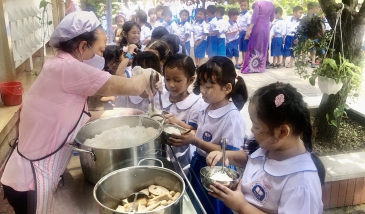 TP.HCM thiếu lớp bán trú năm học mới, phụ huynh đôn đáo tìm chỗ gởi con - Ảnh 1.