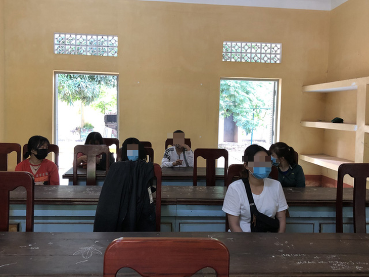 Chặn taxi chở 7 cô gái xuất cảnh chui qua Campuchia trong đêm - Ảnh 1.