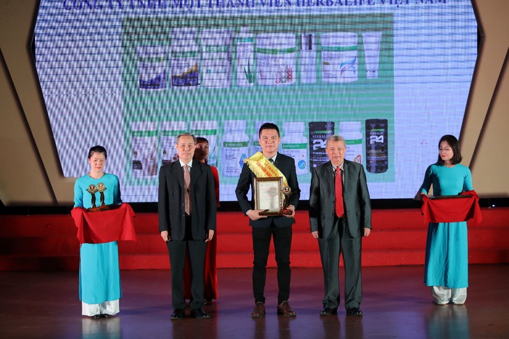 Herbalife Việt Nam nhận giải thưởng Sản phẩm vàng vì sức khỏe cộng đồng - Ảnh 1. Herbalife Việt Nam nhận giải thưởng Sản phẩm vàng vì sức khỏe cộng đồng - Ảnh 1.