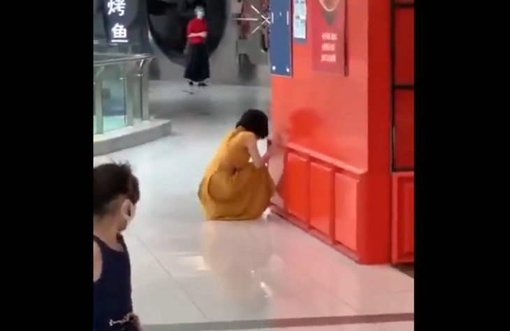 Cô gái gào khóc nhận tin dương tính COVID-19, dân tình nháo nhào... bỏ chạy - Ảnh 1. Cô gái gào khóc nhận tin dương tính COVID-19, dân tình nháo nhào... bỏ chạy - Ảnh 1.