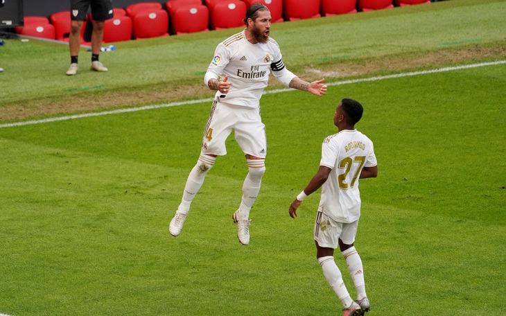 Ramos ghi bàn từ chấm phạt đền giúp Real Madrid hơn Barca 7 điểm