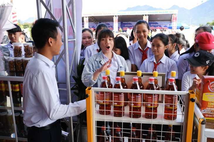 Nghề làm nước mắm Nam Ô, lễ Nguyên tiêu người Hoa Chợ Lớn đón bằng di sản - Ảnh 1.