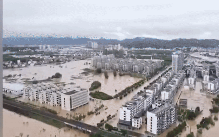 Mưa lũ lịch sử, lần đầu tiên hàng ngàn học sinh Trung Quốc phải hoãn thi đại học