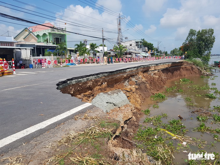 Cử tri tiếp tục ‘kêu’ việc đường xuống cấp và sạt lở ngày càng nghiêm trọng - Ảnh 2.