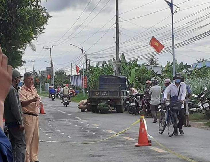 Đi ăn cháo cùng anh trai, bé gái 3 tuổi bị xe ben cán chết - Ảnh 1.