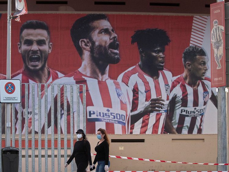 Sắp đá Champions League, Atletico Madrid bất ngờ dính 2 ca COVID-19 - Ảnh 1.