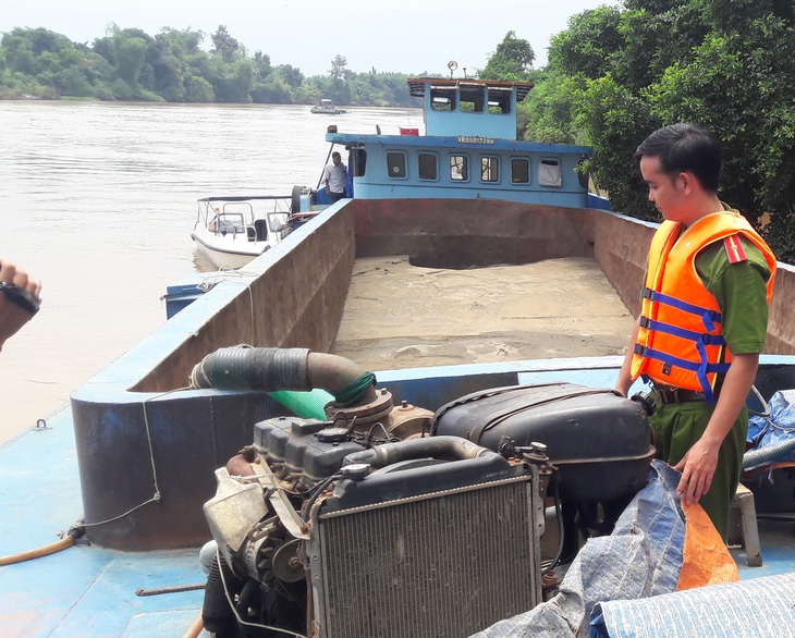 Vây bắt cát tặc, một công an chết đuối vì bị chủ ghe đánh chìm ghe - Ảnh 1.