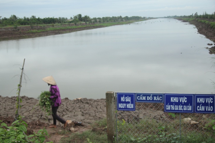 Nạo vét, rửa mặn hồ nước ngọt 1 triệu m3 nước lớn nhất miền Tây - Ảnh 1.