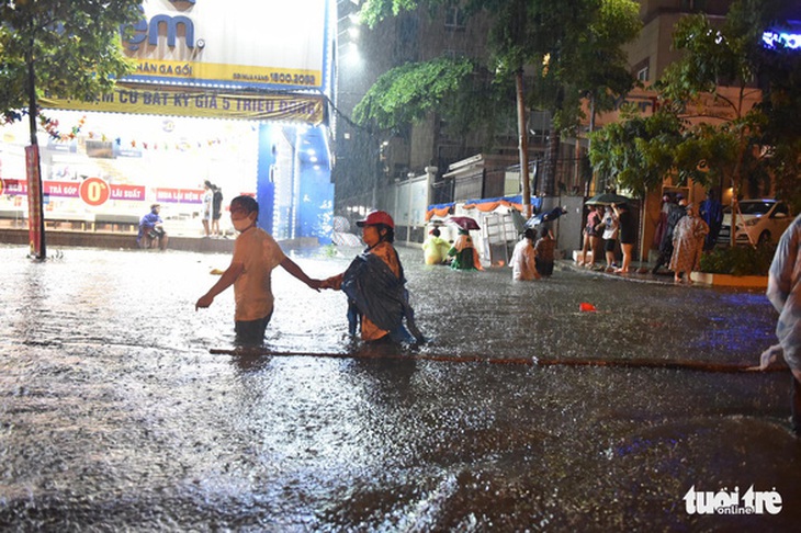 Nam Bộ, Bắc Bộ, Tây Nguyên hôm nay mưa lớn, đề phòng dông, sét - Ảnh 1.