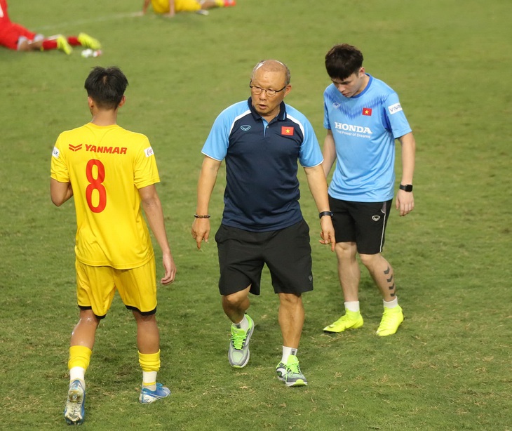 Dời các trận vòng loại World Cup 2022: Park Hang Seo thất nghiệp, V-League 2020 mừng - Ảnh 1.